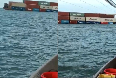 Tangkap layar daripada klip video yang tular berhubung kejadian tongkang nyaris karam pada tengah hari Isnin.