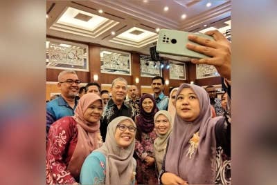 Fadillah (tengah) ketika berswafoto bersama tetamu Majlis Pelancaran Pelan Strategik LKTN 2021-2025 dan Anugerah Penanam Industri dan Inovasi Kenaf 2021 pada Isnin.