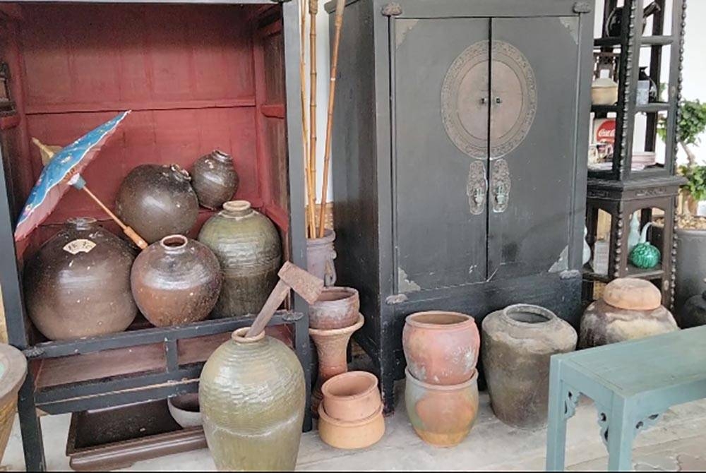 Kapak, tempayan dan almari mangga tembaga antara barangan antik dalam koleksi Mohd Aman.