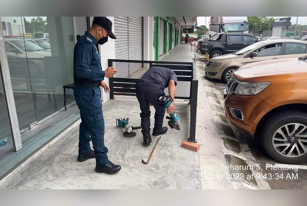 Pihak MBPG merobohkan penghadang laluan pejalan kaki yang dibina seorang pemilik premis di Taman Bukit Dahlia, Pasir Gudang.