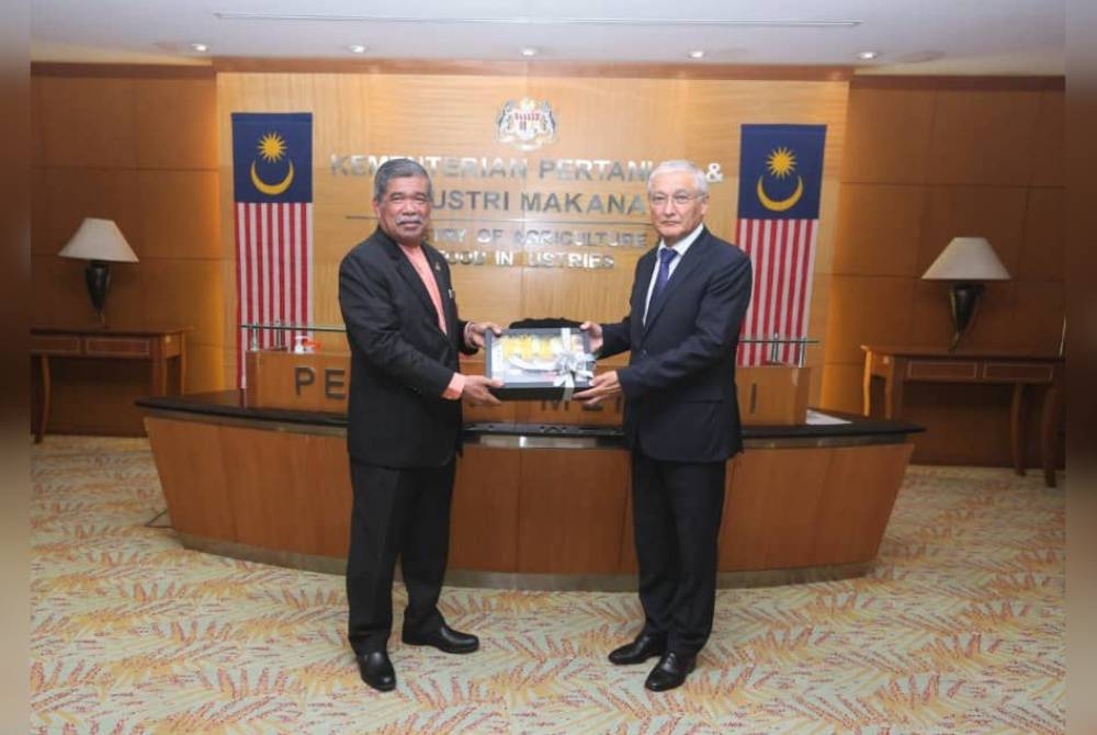 Pertemuan Mohamad Sabu (kiri) dan Naiyl M Latypov di Putrajaya pada Isnin.
