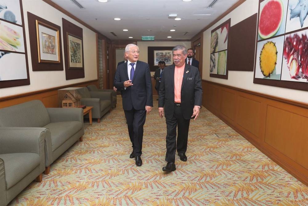 Mohamad (kanan) mengiringi Latypov ketika kunjungan Duta Besar Rusia di Malaysia itu di Putrajaya pada Isnin.