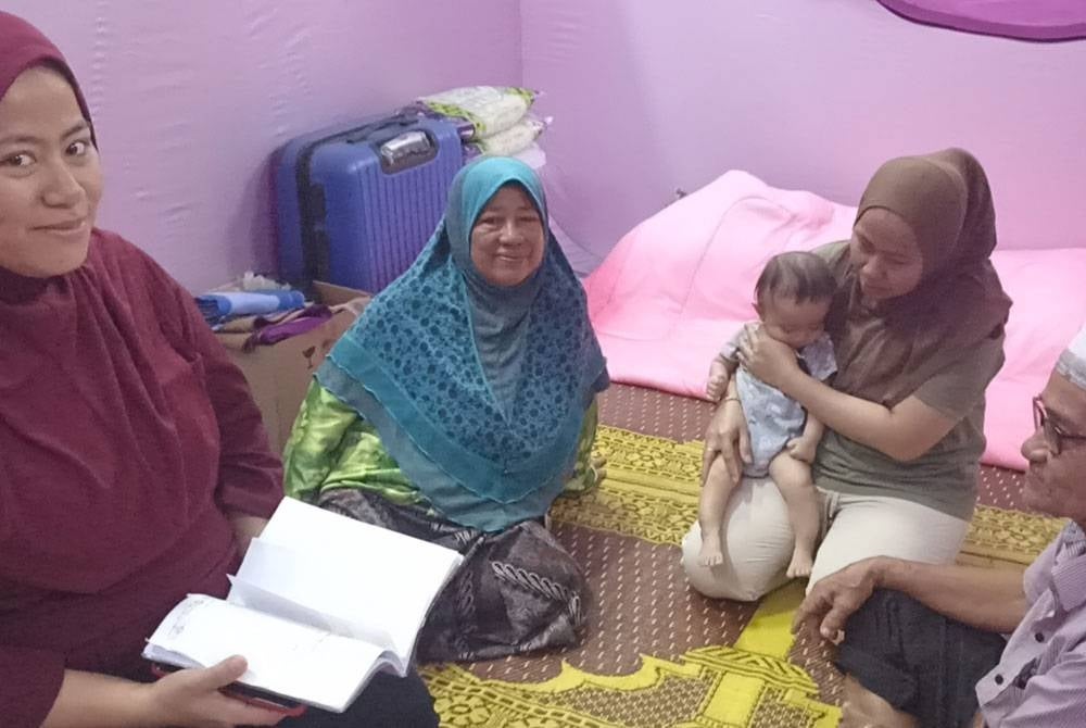 Fatihah (kiri) mengandung enam bulan berlindung di PPS Dewan Orang Ramai Sri Medan.