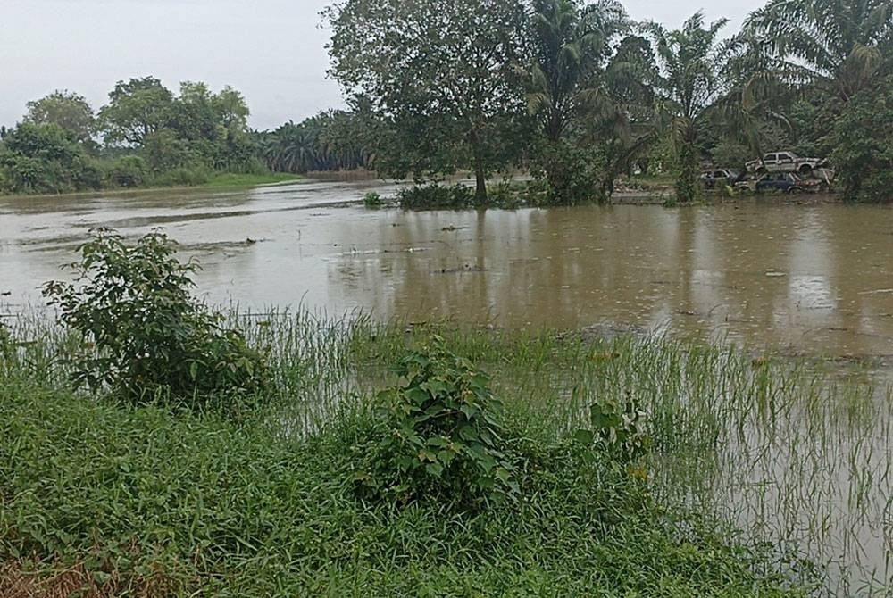 Keadaan Sungai Simpang Kiri bersebelahan PPS Dewan Orang Ramai Sri Medan Batu Pahat.