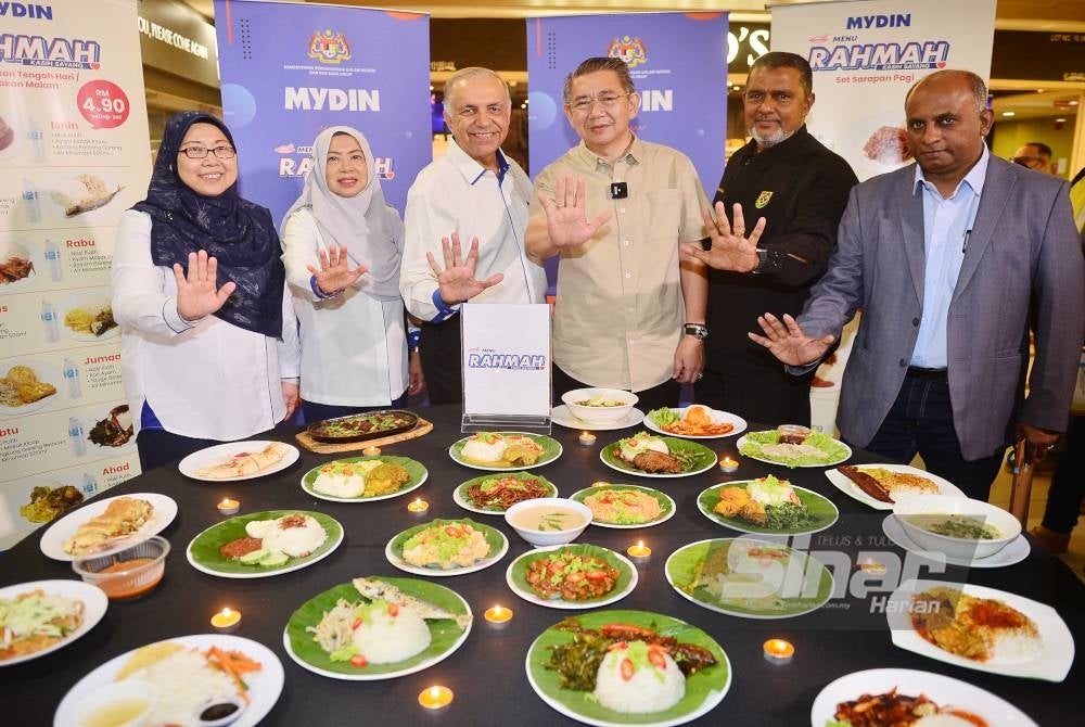 Salahuddin bersama Timbalan Menteri KPDN, Fuziah Salleh dan Ameer Ali melancarkan Menu Rahmah di Pasaraya Mydin.