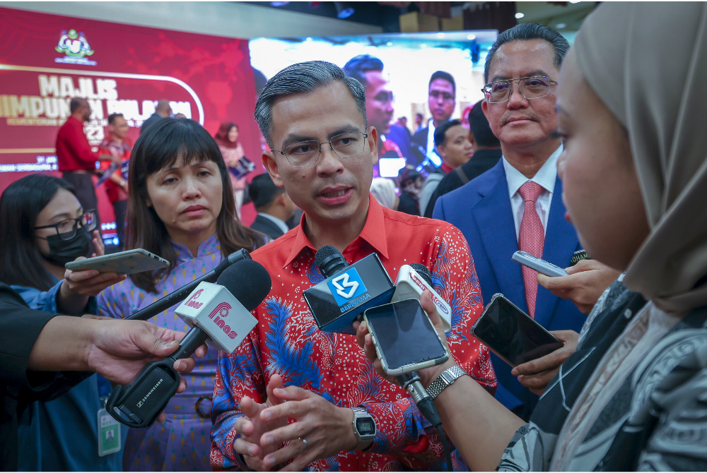 Fahmi bercakap kepada pemberita selepas majlis Perhimpunan Bulanan Kementerian Komunikasi dan Digital (KKD) hari ini. - Foto Bernama