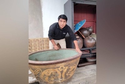 Mohd Aman menunjukkan tab mandi berusia lebih 200 tahun.