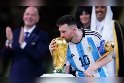 Messi mengucup trofi Piala Dunia. - Foto Agensi