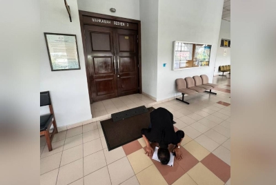 Aktivis politik berkenaan sujud syukur di luar mahkamah selepas dilepaskan dan dibebaskan.