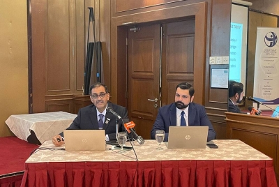 Muhammad (kiri) ketika membentangkan keputusan CPI 2022 di ibu negara pada Selasa.