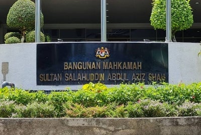 Seorang warden dihukum gantung sampai mati kerana mengedar dadah di Penjara Sungai Buloh.