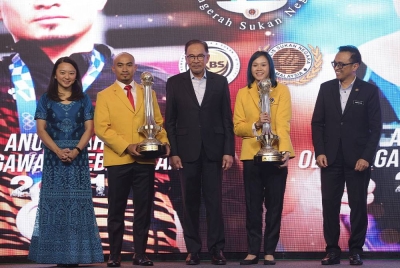 Anwar (tengah) bersama Azizulhasni (dua, kiri) dan Pandelela (dua, kanan) sempena ASN 2021 di MSN Bukit Jalil pada Selasa. Turut hadir Hannah (kiri).