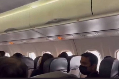 Tangkap layar video yang tular memaparkan keadaan dalam pesawat Firefly ketika mengalami gangguan penerbangan dari SZB, Subang, Selangor ke SZB, Singapura pada Selasa.