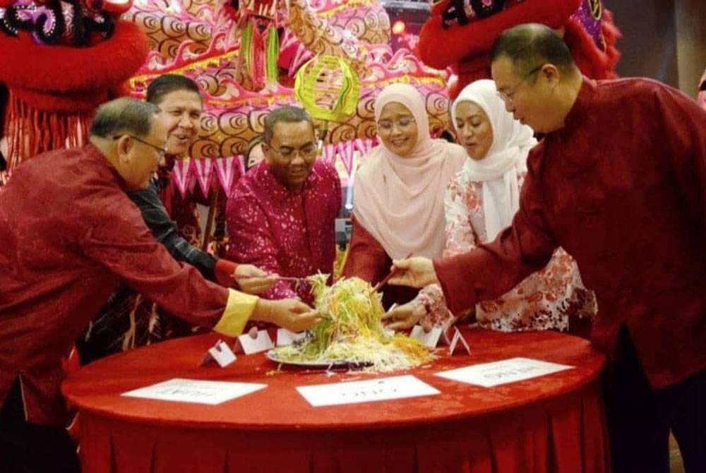 Muhammad Sanusi (tiga dari kiri) bersama beberapa jemputan utama pada Sambutan Tahun Baru Cina Peringkat Negeri Kedah di Dewan Seri Mentaloon, Alor Setar pada malam Selasa. - Foto: UPDA