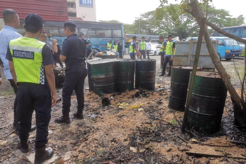 Keadaan bengkel selenggara bas yang diserbu di Jalan Sungai Buaya, Rawang pada Khamis