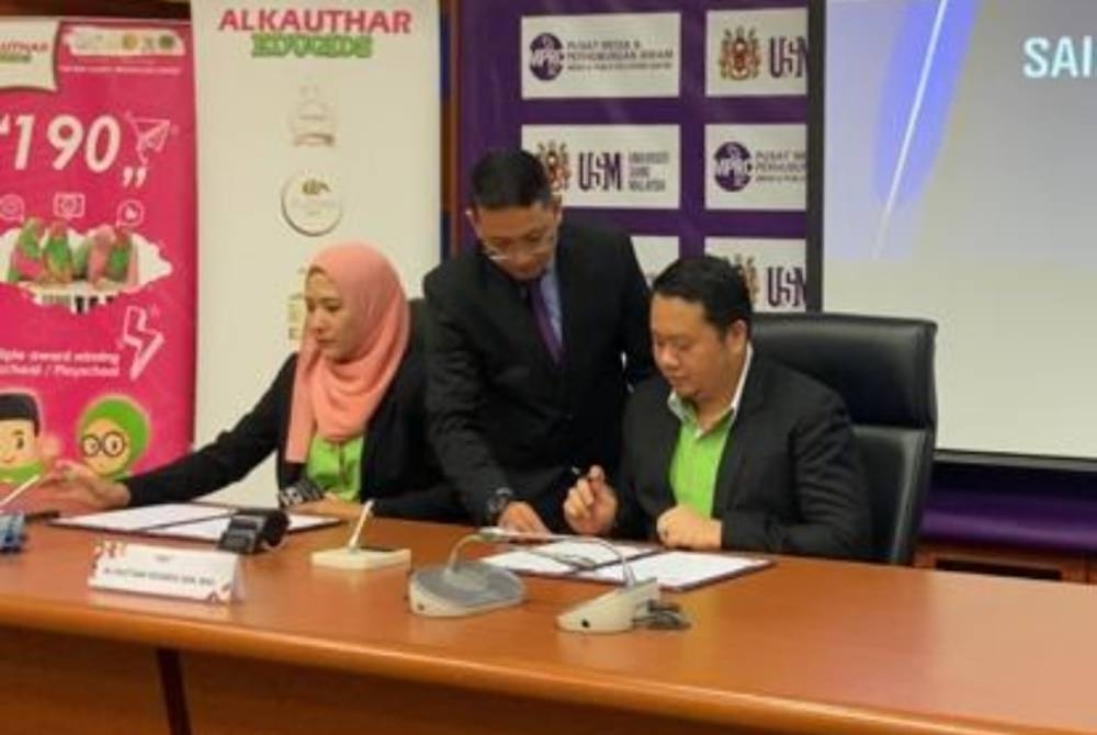 Nor Fadilah (kiri) Dr Bakhtiar Aliff menandatangani MoU sebelum pertukaran dokumen itu dengan USM pada Rabu.