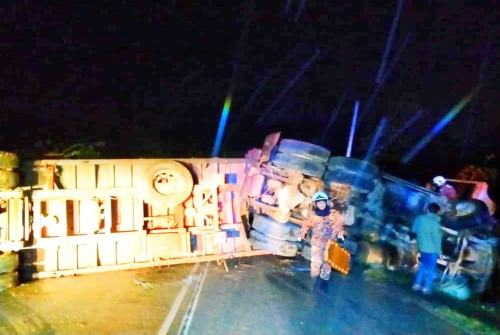 Seorang pemandu mengalami kecederaan pada kaki apabila treler jenis Volvo yang dipandu mengundur ke belakang di Sungai Terah, Gua Musang pada Selasa.