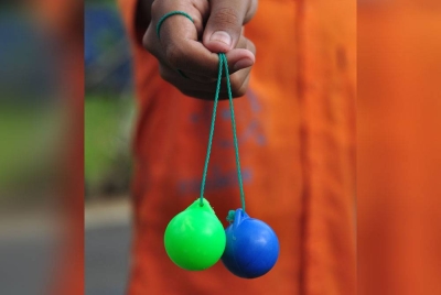 Demam lato-lato dan 'penyakit' itutelah melarat ke Malaysia, gara-gara ia tular di TikTok dan platform media. - Foto hiasan 123rf