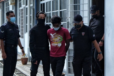 D Peter (tiga dari kiri) ketika di bawa keluar dari Mahkamah Majistret Jasin pada Rabu.