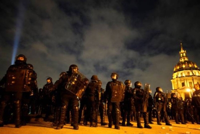 Kira-kira 11,000 polis digerakkan di seluruh negara dengan 4,000 daripadanya ditempatkan di Paris di mana ratusan ribu pelampau berkumpul di jalanan. - Foto AP