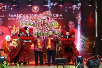 Muhammad Sanusi (kiri) menghadiri Majlis Sambutan Tahun Baharu Cina Peringkat Negeri Kedah Darul Aman Tahun 2023 di Dewan Seri Mentaloon, Alor Setar pada Selasa. - Foto Awani