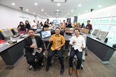 Fadzli (tengah) pada Majlis Penyerahan Komputer Riba Pelajar Baharu Ijazah Sarjana Muda Sesi 2022/2023, di Pejabat Naib Canselor, UniSZA. - Foto UniSZA