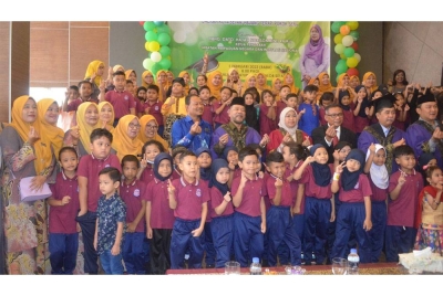 Norison (empat dari kanan, barisan tengah) bergambar bersama pelajar tabika perpaduan dan taska genius perpaduan seusai majlis graduasi pada Rabu.