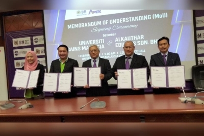 Nor Fadilah (kiri) Dr Bakhtiar Aliff menunjukkan dokumen MoU yang ditandatangani antara USM dan Al Kauthar Eduqids Sdn Bhd (AKE) pada Rabu.