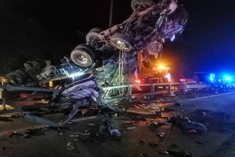 Keadaan treler yang terlibat dalam kemalangan di KM371.7 Lebuhraya Utara Selatan arah selatan pada malam Rabu. - Foto JPBM Perak
