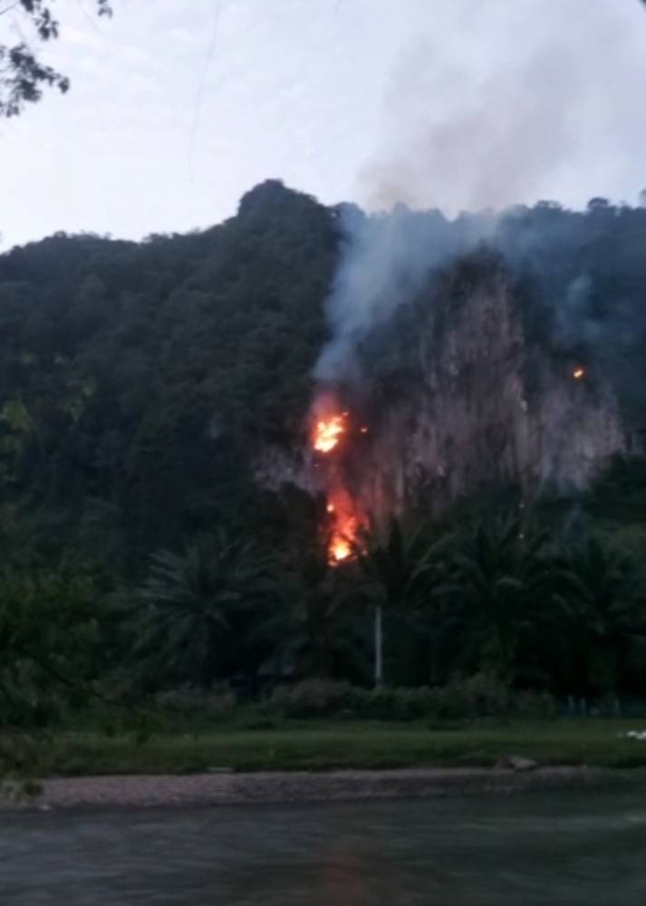 Kebakaran Gunung Baling yang boleh dilihat dari jauh.