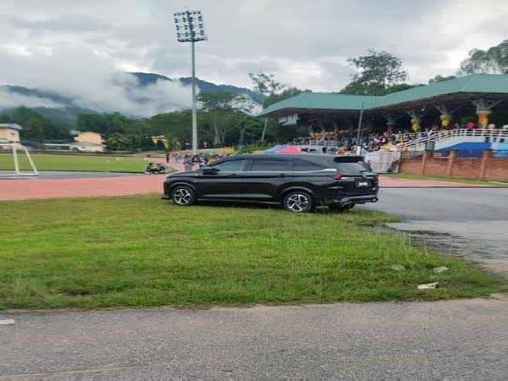 Kelihatan sebuah kenderaan diletakkan dalam Stadium Mini Kuala Kubu Bharu yang menjadi punca kepada kerosakan permukaan padang dan trek balapan.