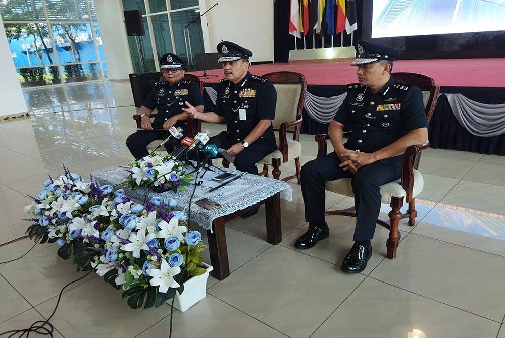 Azmi (tengah) pada sidang akhbar selepas menghadiri Himpunan Bulanan di Ibu Pejabat Polis Kontinjen Kuala Lumpur di sini, pada Khamis.