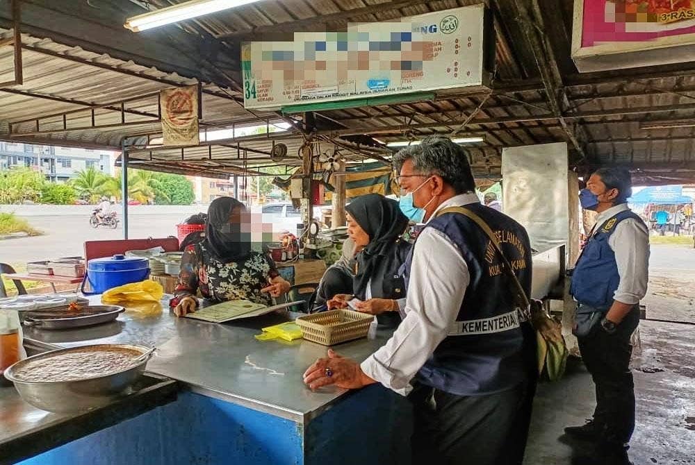 Pegawai kesihatan sedang menyoal siasat salah seorang pemilik premis yang diarahkan tutup.