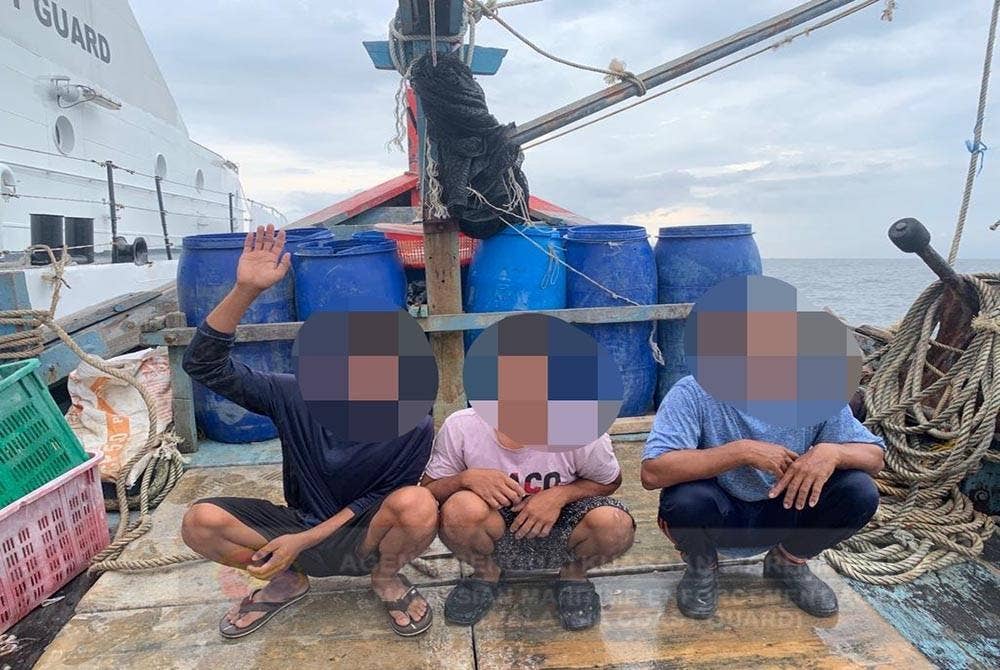 Tiga nelayan asing ditahan dalam sebuah bot tempatan Kelas B di kedudukan 13 batu nautika barat daya perairan Sungai Besar pada Rabu.