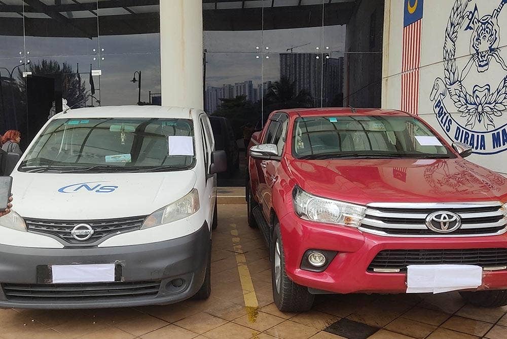 Dua kenderaan yang disita untuk siasatan kes dadah susulan serbuan di sebuah premis di Seri Kembangan, Selangor pada Jumaat lalu.