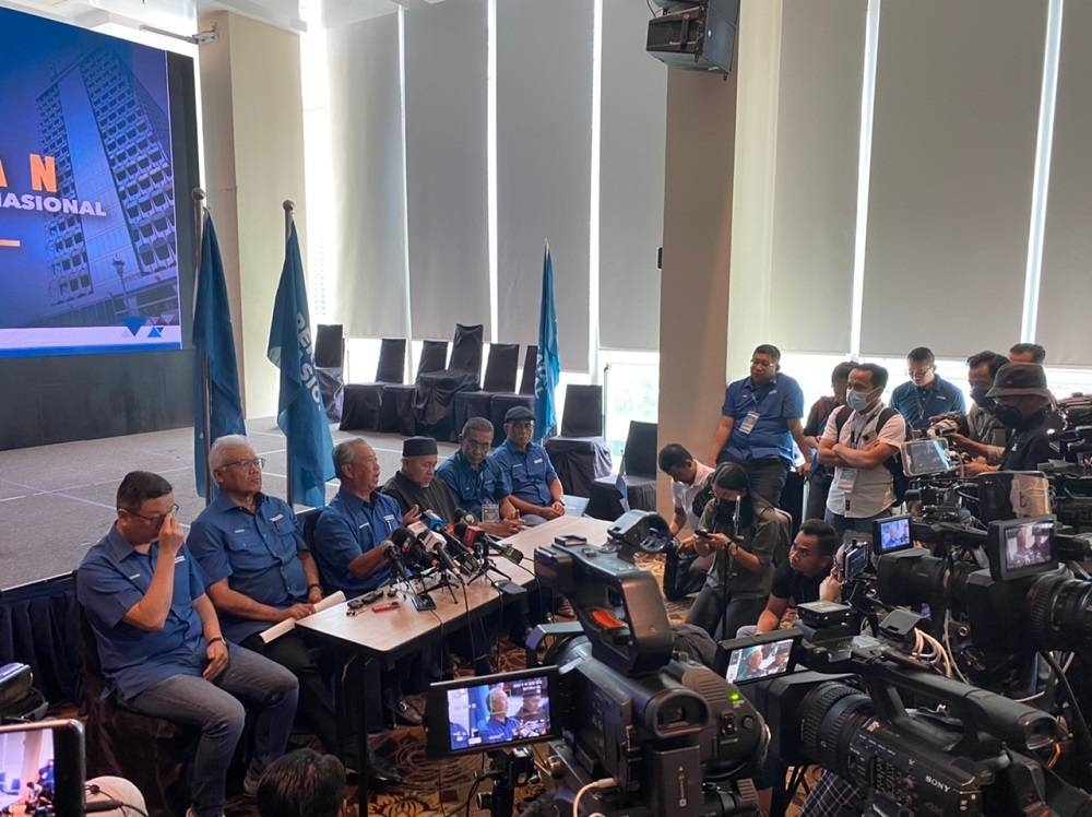 Muhyiddin (tiga dari kiri) ketika bercakap kepada pemberita sebaik selesai Pemukiman Ahli Dewan Rakyat Perikatan Nasional di salah sebuah hotel pada Khamis.