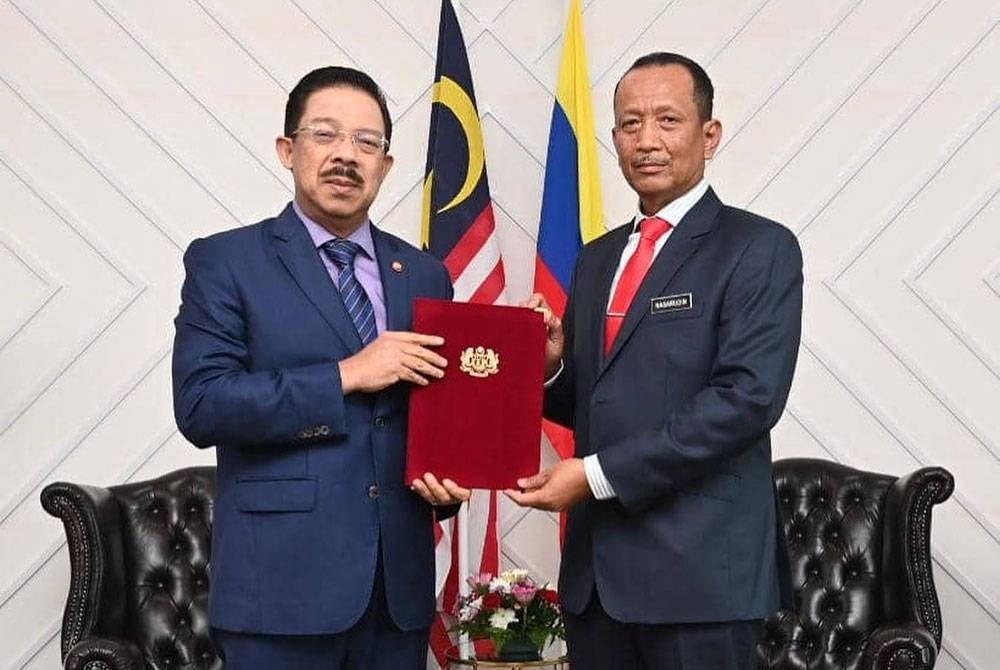 Nik Nasarudin (kanan) dilantik sebagai Ketua Setiausaha (KSU) Kementerian Pendidikan Malaysia (KPM) berkuat kuasa Khamis.