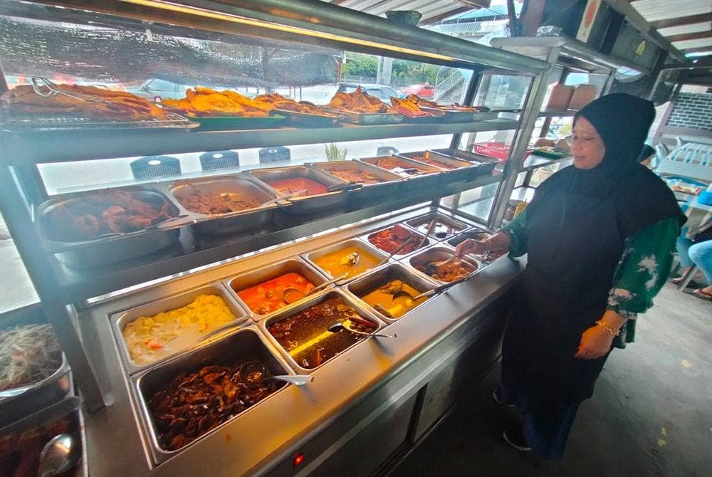 Razilah hanya menjual makanan sahaja dan perlu membeli bahan mentah sebelum ia dapat dimasak.