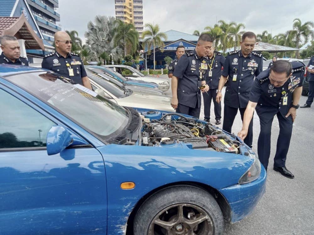 Kenderaan curi dirampas daripada kumpulan sindiket di Pasir Tumboh, Kota Bharu.