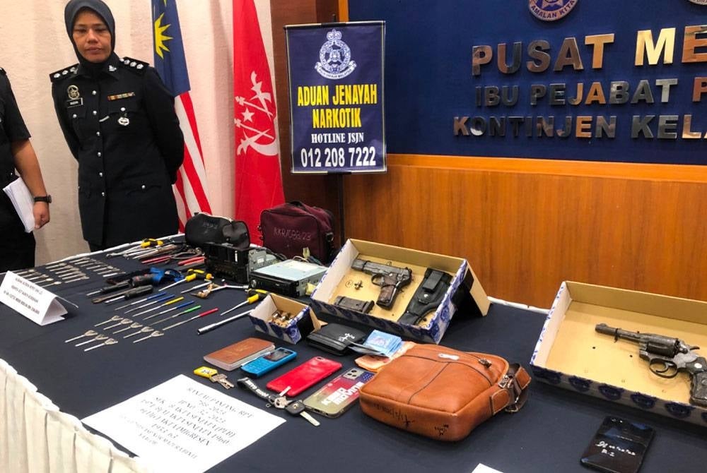 Barang kes termasuk pistol yang dirampas polis dalam dua serbuan pada Rabu.