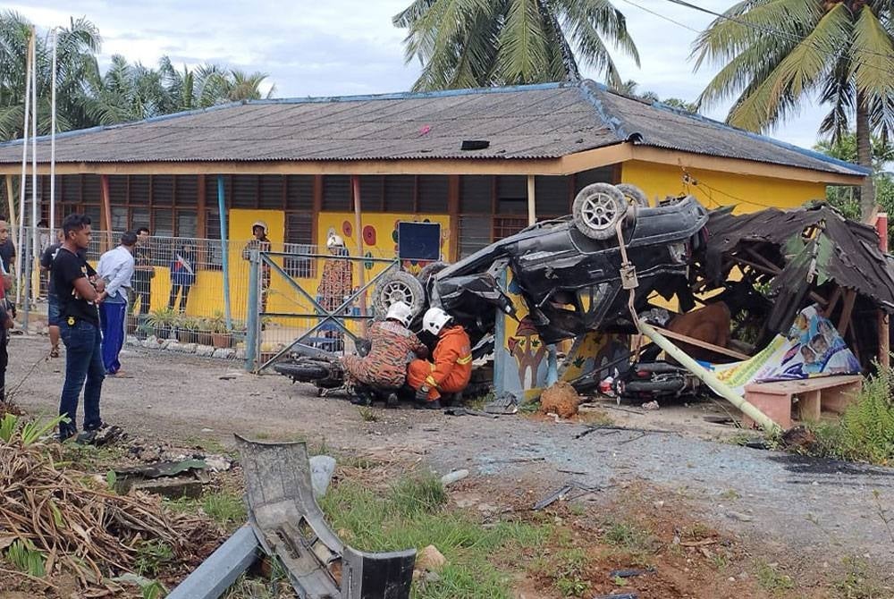 Keadaan kereta mangsa yang terbalik akibat melanggar pagar tabika di Kampung Sungai Burong pada Khamis.