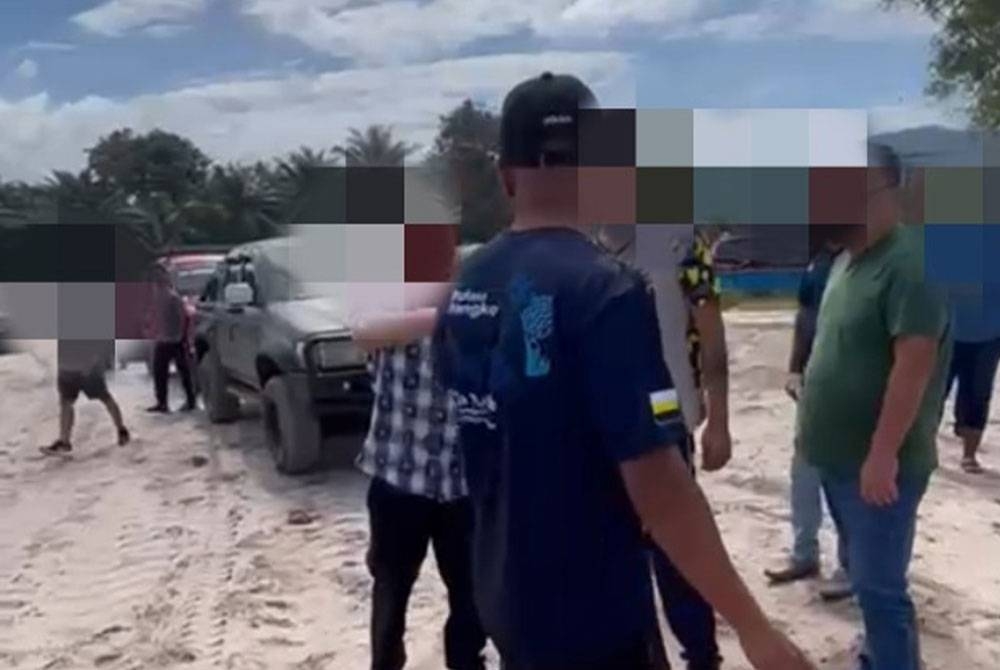 Tangkap layar video kejadian yang berlaku melibatkan aktivis alam sekitar dan sekumpulan individu berhampiran Pantai Pasir Panjang, Segari.