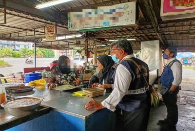 Pegawai kesihatan sedang menyoal siasat salah seorang pemilik premis yang diarahkan tutup.