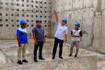 Fadzli (dua dari kanan) meluangkan masa dan meninjau tapak projek tersebut baru-baru ini