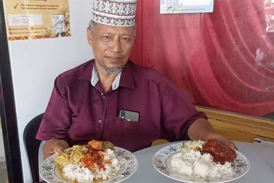 Sipon menunjukkan nasi campur yang djual pada harga RM5