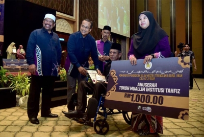 Ahmad Samsuri (dua dari kiri) menyampaikan anugerah tokoh muallim institusi tahfiz kepada penerima dalam Konvensyen Pendidikan Islam Negeri Terengganu kali ke-2 di Dewan Konvensyen, Taman Tamadun Islam (TTI), di sini pada Khamis.
