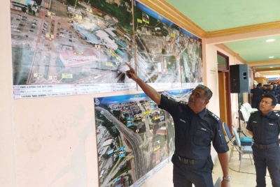 Zainal Mohamed menunjukkan salah satu lokasi anggota polis akan ditempatkan untuk pemantauan keselamatan di sekitar Batu Caves.