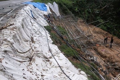 Jalan Persiaran Senawang 3 (N035) berhadapan Balai Polis Senawang, di sini, ditutup sementara kepada semua jenis kenderaan akibat cerun runtuh di kawasan berkenaan. - Foto Bernama