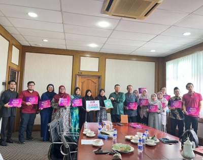 Timbalan Naib Canselor Pentadbiran dan Kewangan, Prof Madya Dr Anas Md Yusoff (lapan dari kiri) bersama Ketua Pegawai Eksekutif WUIF, Marhaini Yusoff (tujuh dari kanan), wakil Rumah Ngaji Perak, Noor Mazlina Noor Shah (enam kiri) menunjukkan sokongan Misi Surah Al-Insan dan Quran Corner selepas sesi perbincangan di USAS.