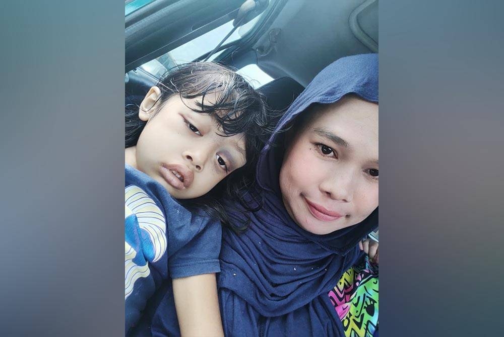 Roslinda merakam gambar bersama anak sulungnya, Raisya.